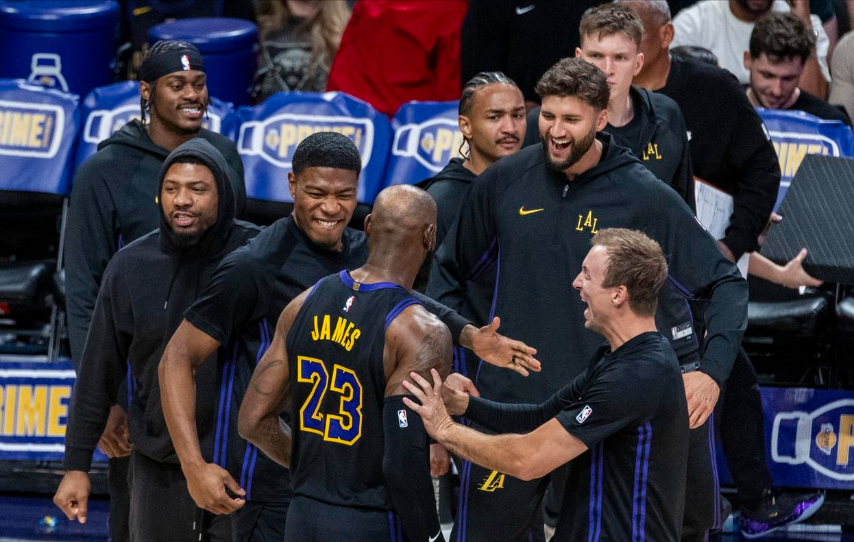 hthapp下载-湖人四连胜锁定季后赛，四人携手刷爆纪录，骑士在下一盘大棋？